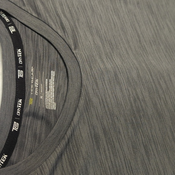 Sleeveless performance tee - Picture 2 of 2